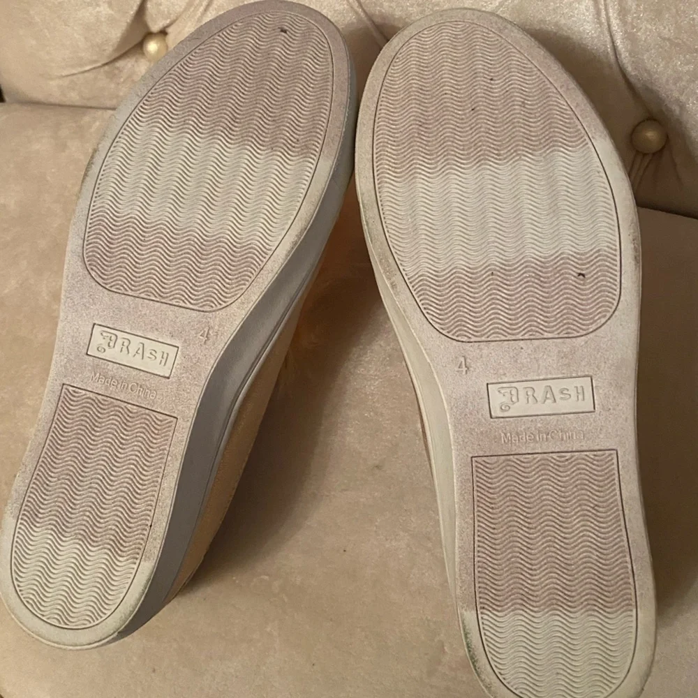 Brash slip on girls’ shoes in golden metallic pink shade with pompon US size 4